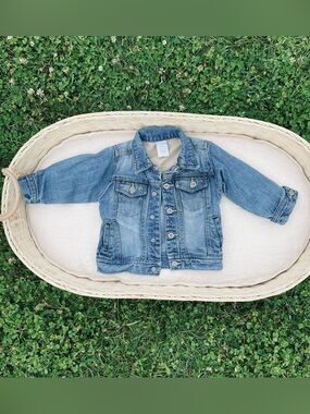 Kids denim jacket with button-up snaps front and functional pockets. 18 months